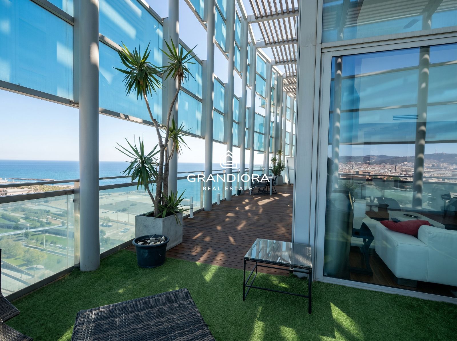 Ático dúplex exclusivo en primera línea de mar en Barcelona con terraza, piscina privada y vistas panorámicas - Imagen 5