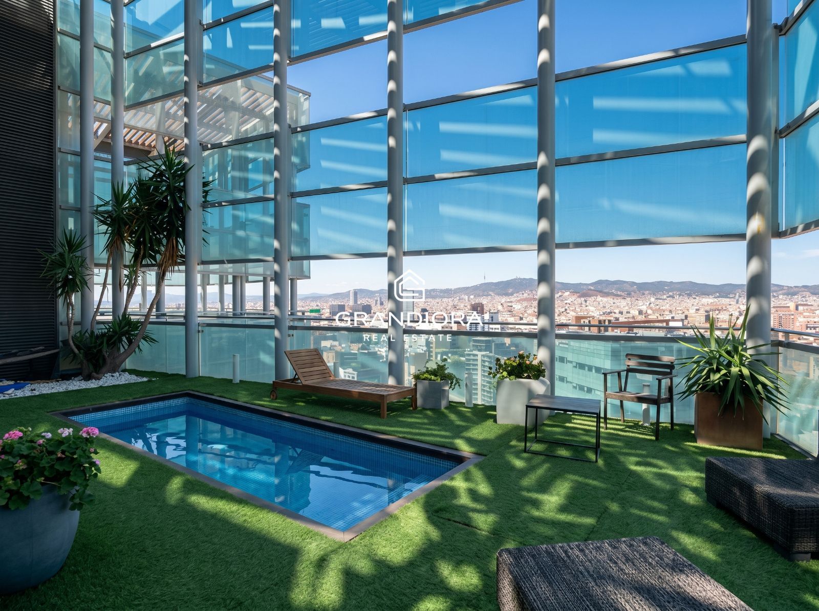 Ático dúplex exclusivo en primera línea de mar en Barcelona con terraza, piscina privada y vistas panorámicas - Imagen 2