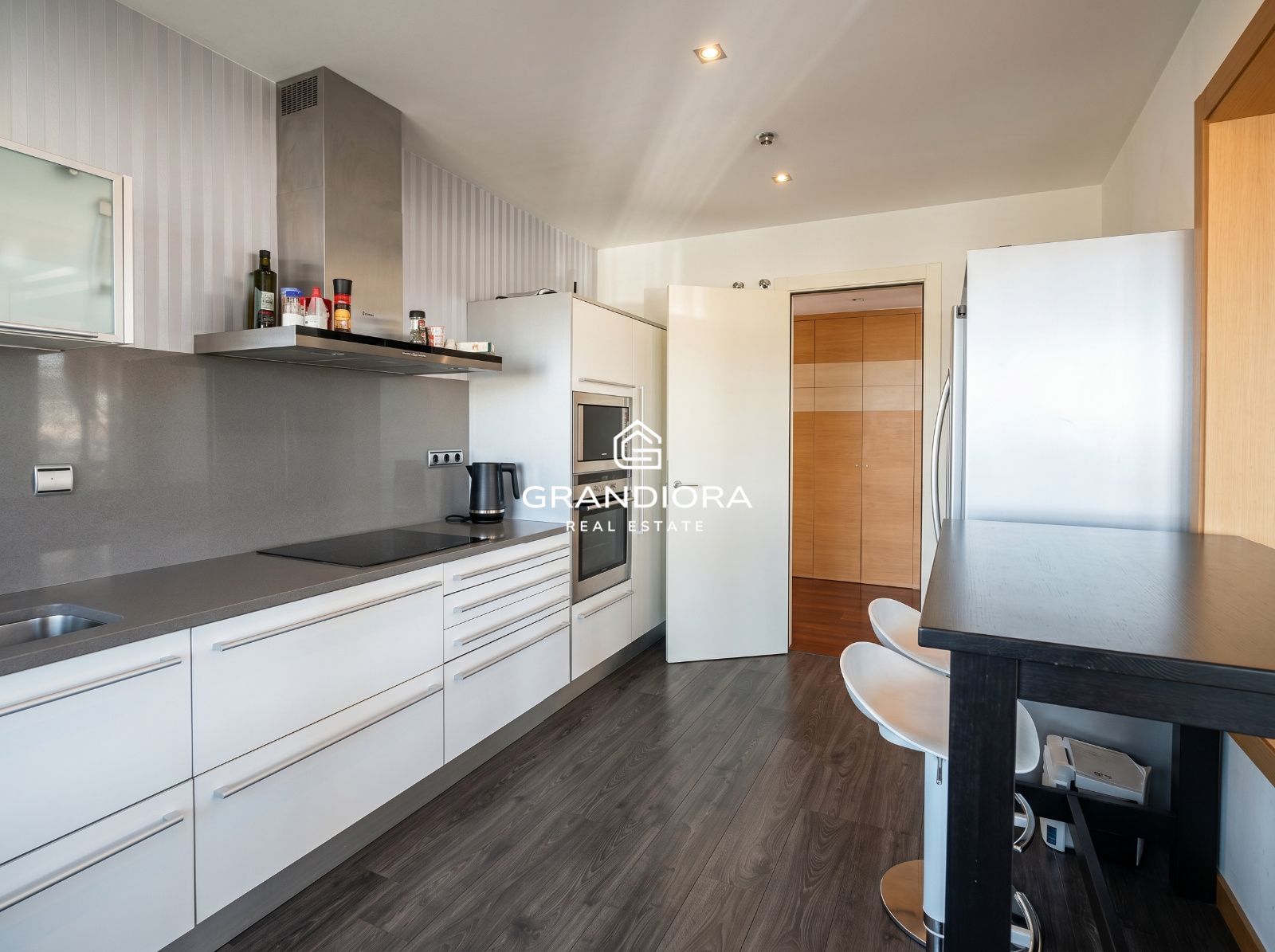 Ático dúplex exclusivo en primera línea de mar en Barcelona con terraza, piscina privada y vistas panorámicas - Imagen 12
