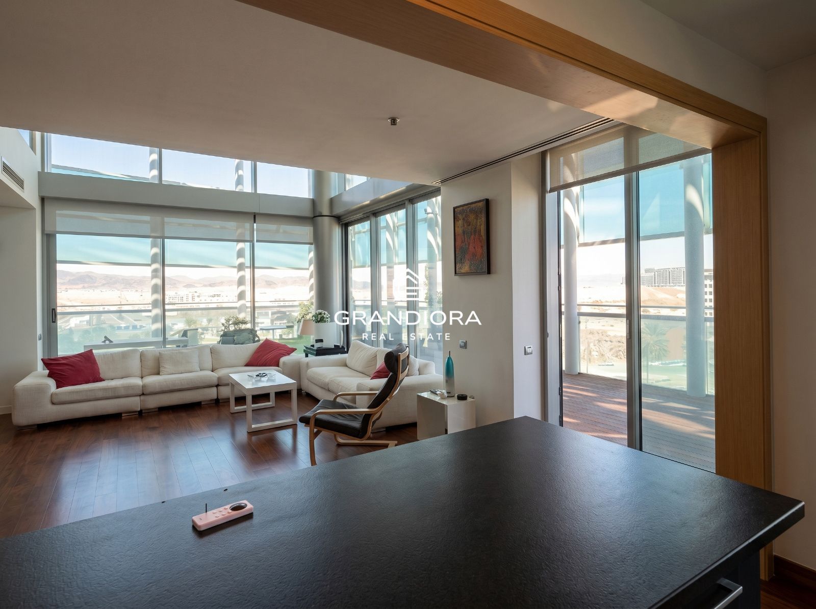 Ático dúplex exclusivo en primera línea de mar en Barcelona con terraza, piscina privada y vistas panorámicas - Imagen 9