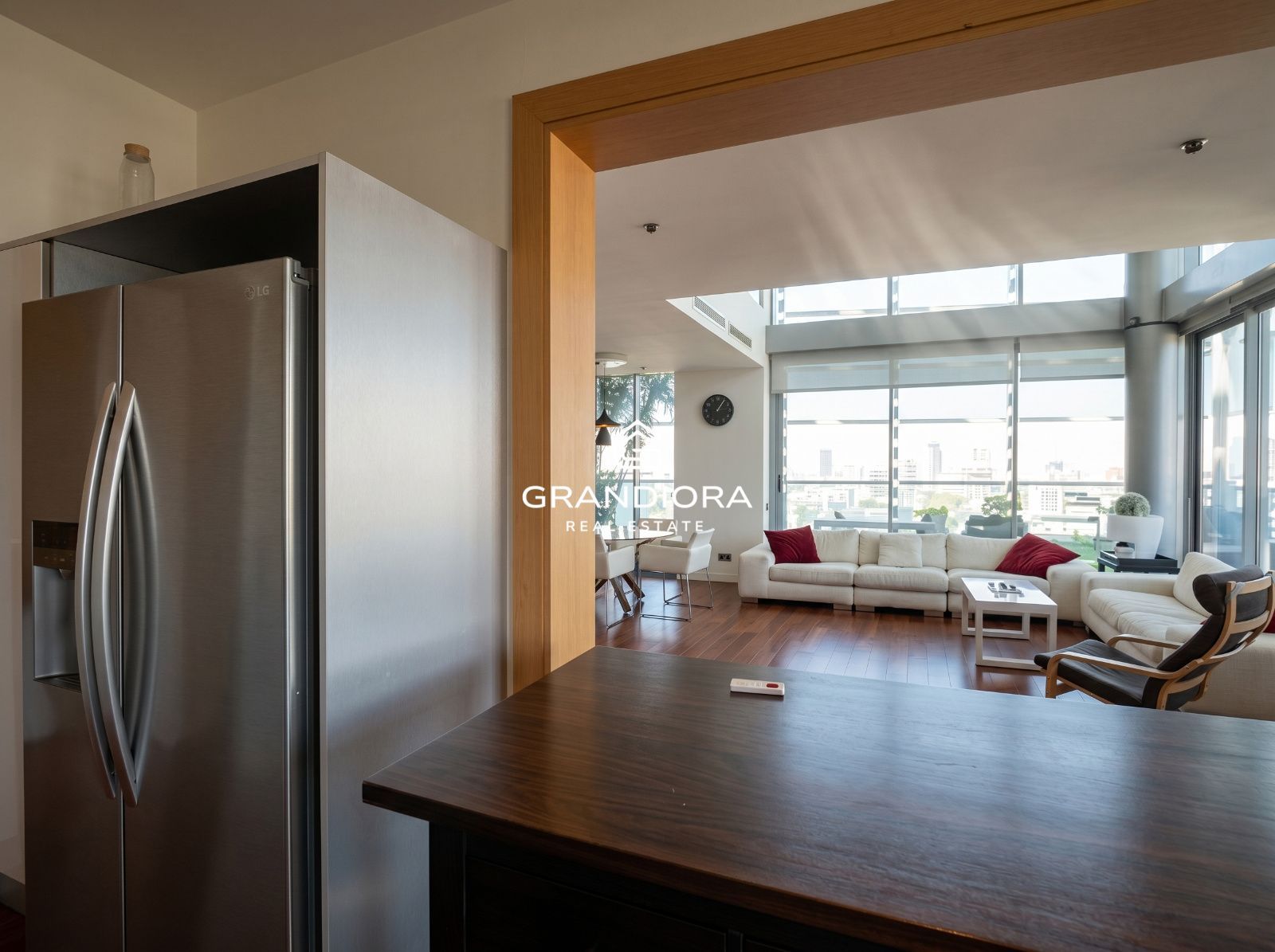 Ático dúplex exclusivo en primera línea de mar en Barcelona con terraza, piscina privada y vistas panorámicas - Imagen 10