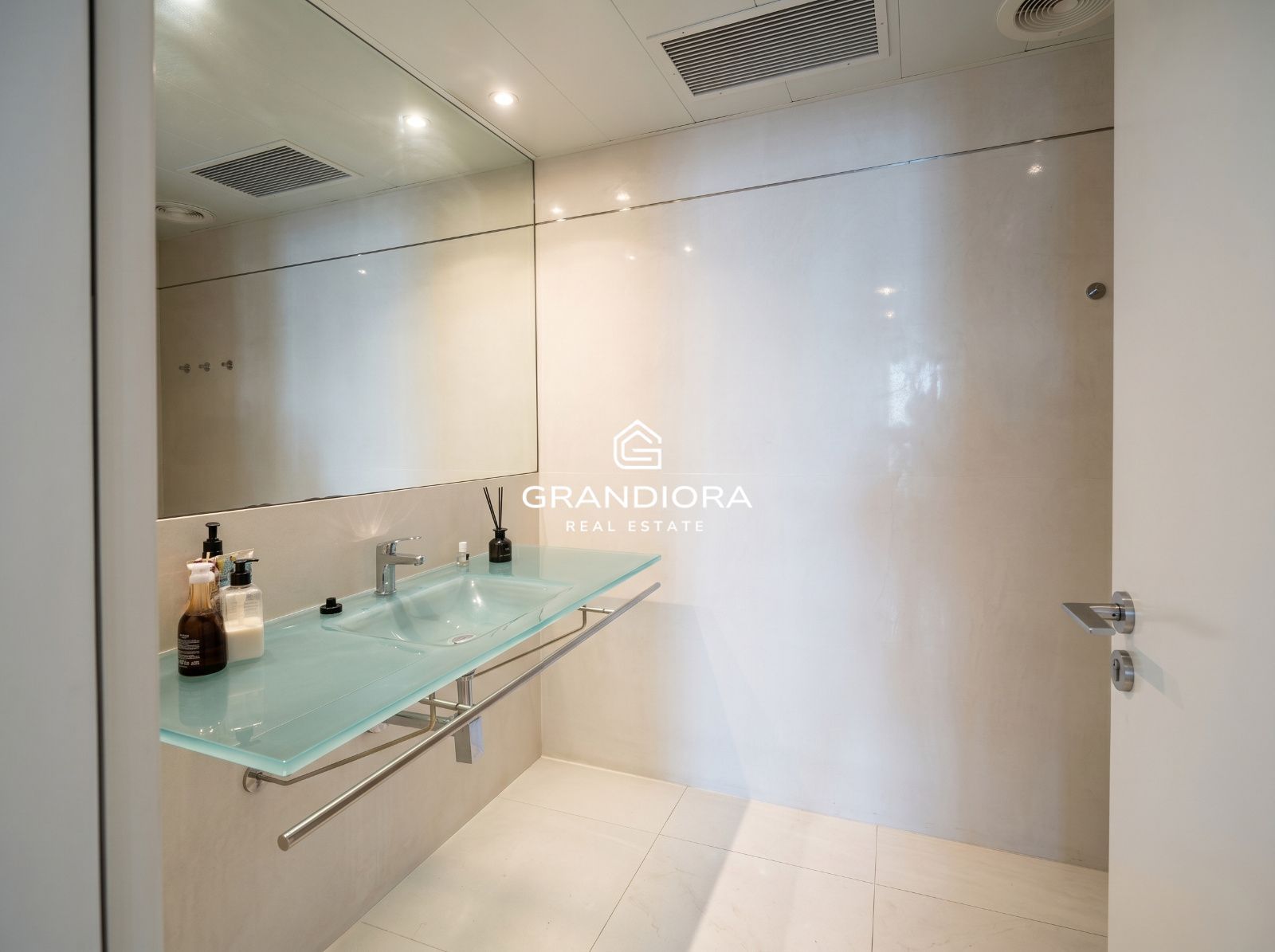 Ático dúplex exclusivo en primera línea de mar en Barcelona con terraza, piscina privada y vistas panorámicas - Imagen 16