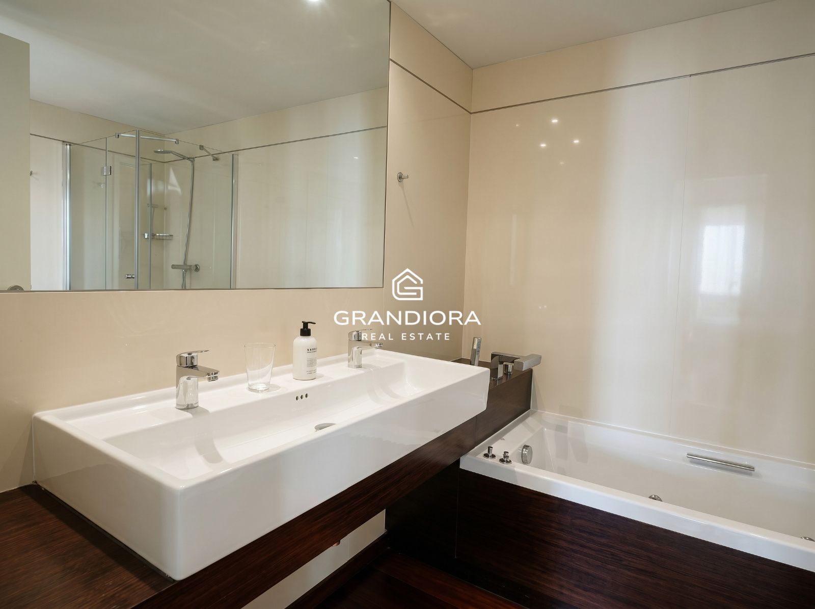Ático dúplex exclusivo en primera línea de mar en Barcelona con terraza, piscina privada y vistas panorámicas - Imagen 14