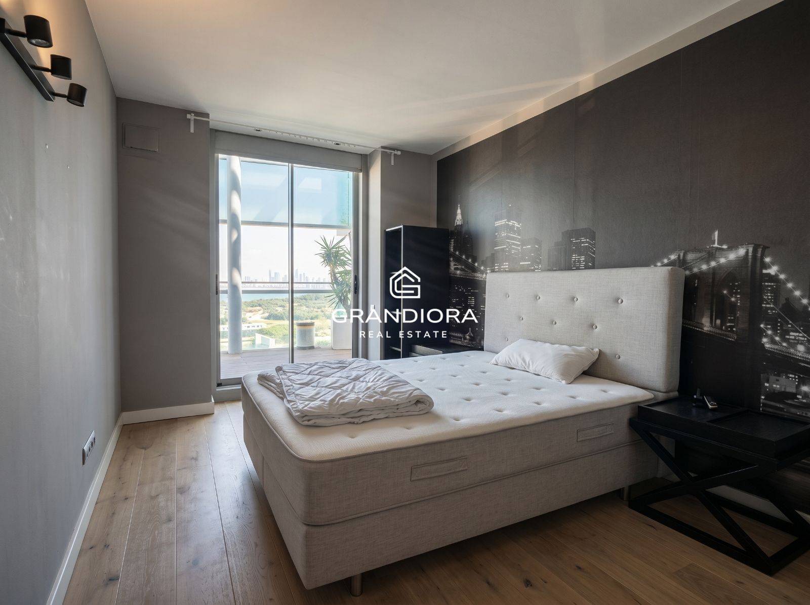 Ático dúplex exclusivo en primera línea de mar en Barcelona con terraza, piscina privada y vistas panorámicas - Imagen 13