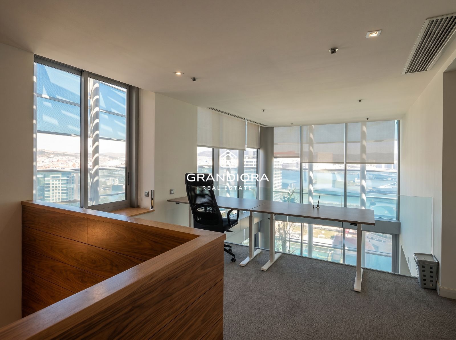 Ático dúplex exclusivo en primera línea de mar en Barcelona con terraza, piscina privada y vistas panorámicas - Imagen 19