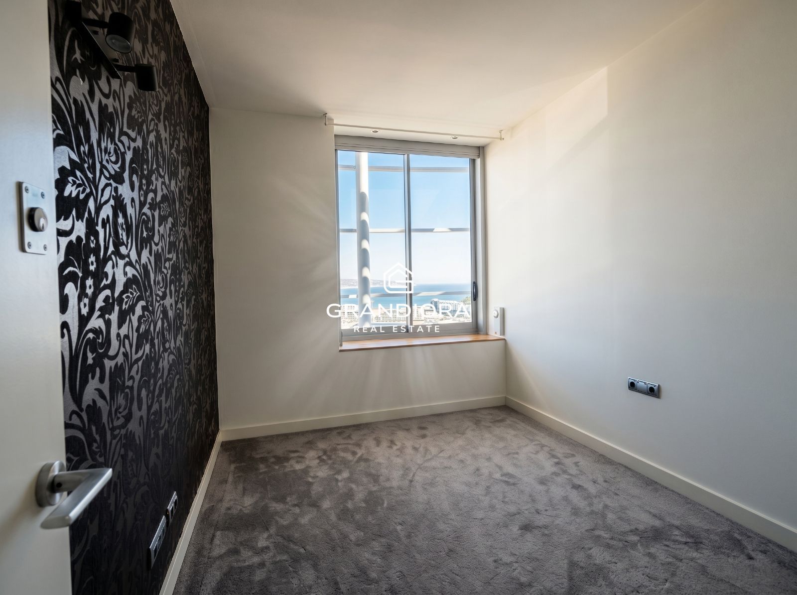 Ático dúplex exclusivo en primera línea de mar en Barcelona con terraza, piscina privada y vistas panorámicas - Imagen 18