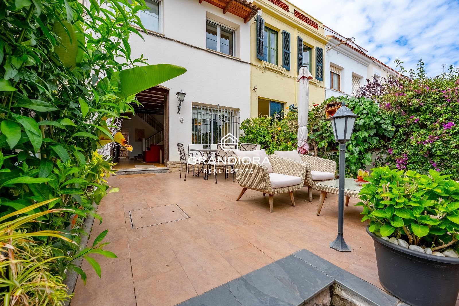 Casa adosada con terraza y vistas al mar en El Masnou - Imagen 2