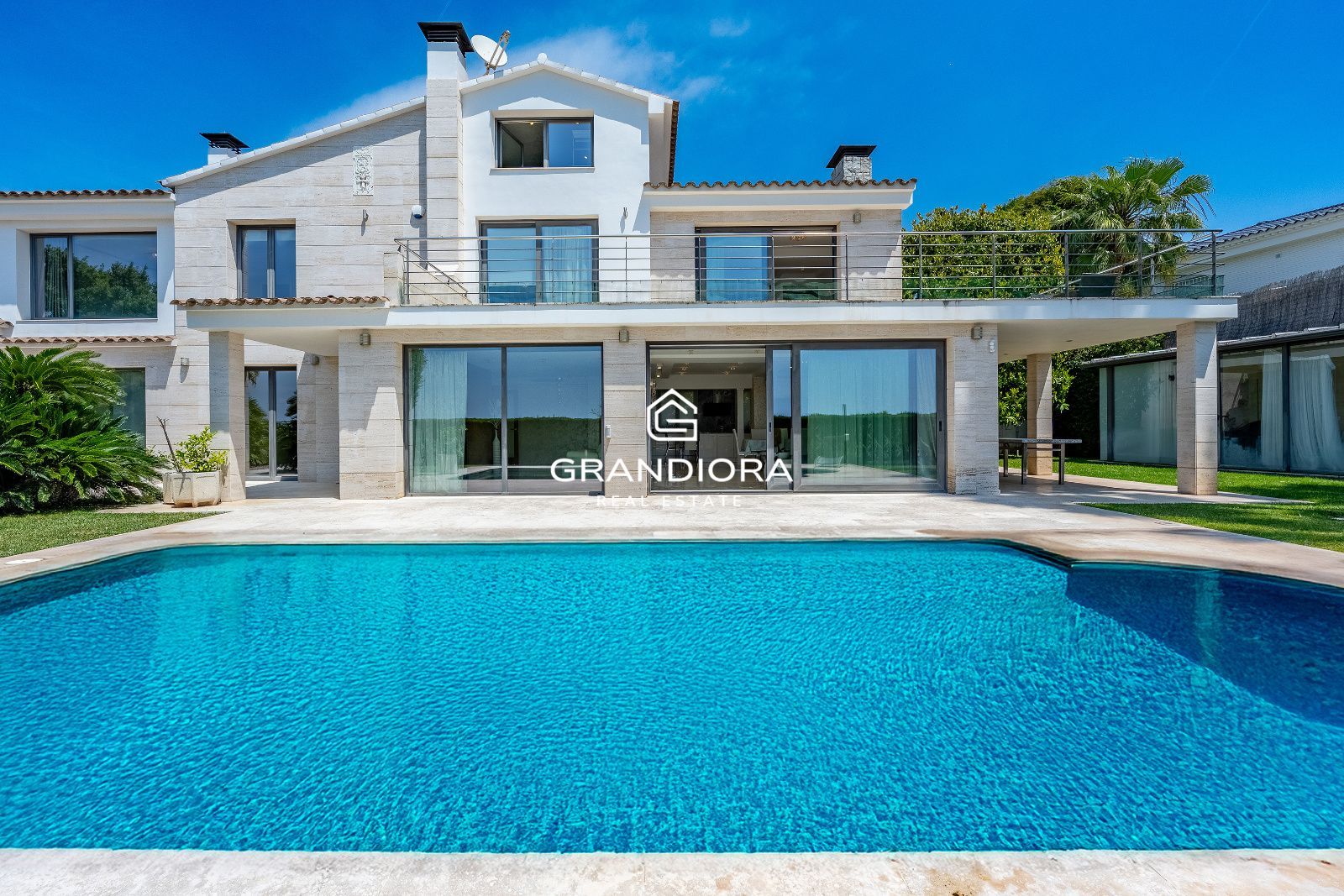 Villa de lujo con vistas al mar en Can Teixidó - Imagen 1