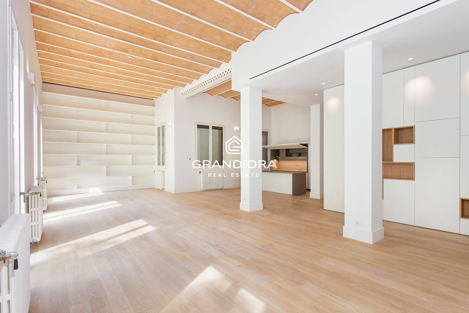 Piso de diseño en Eixample con techos de 5 metros - Imagen 8