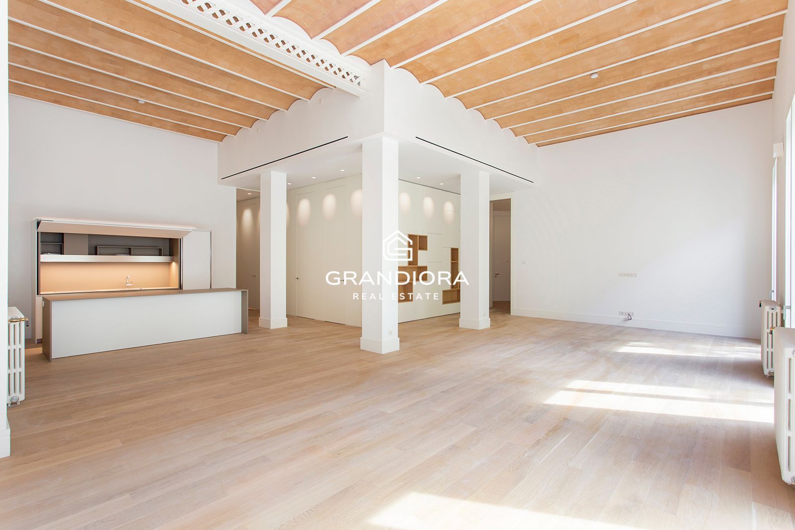Piso de diseño en Eixample con techos de 5 metros - Imagen 10