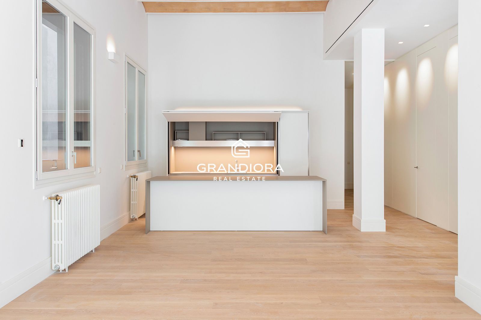 Piso de diseño en Eixample con techos de 5 metros - Imagen 11
