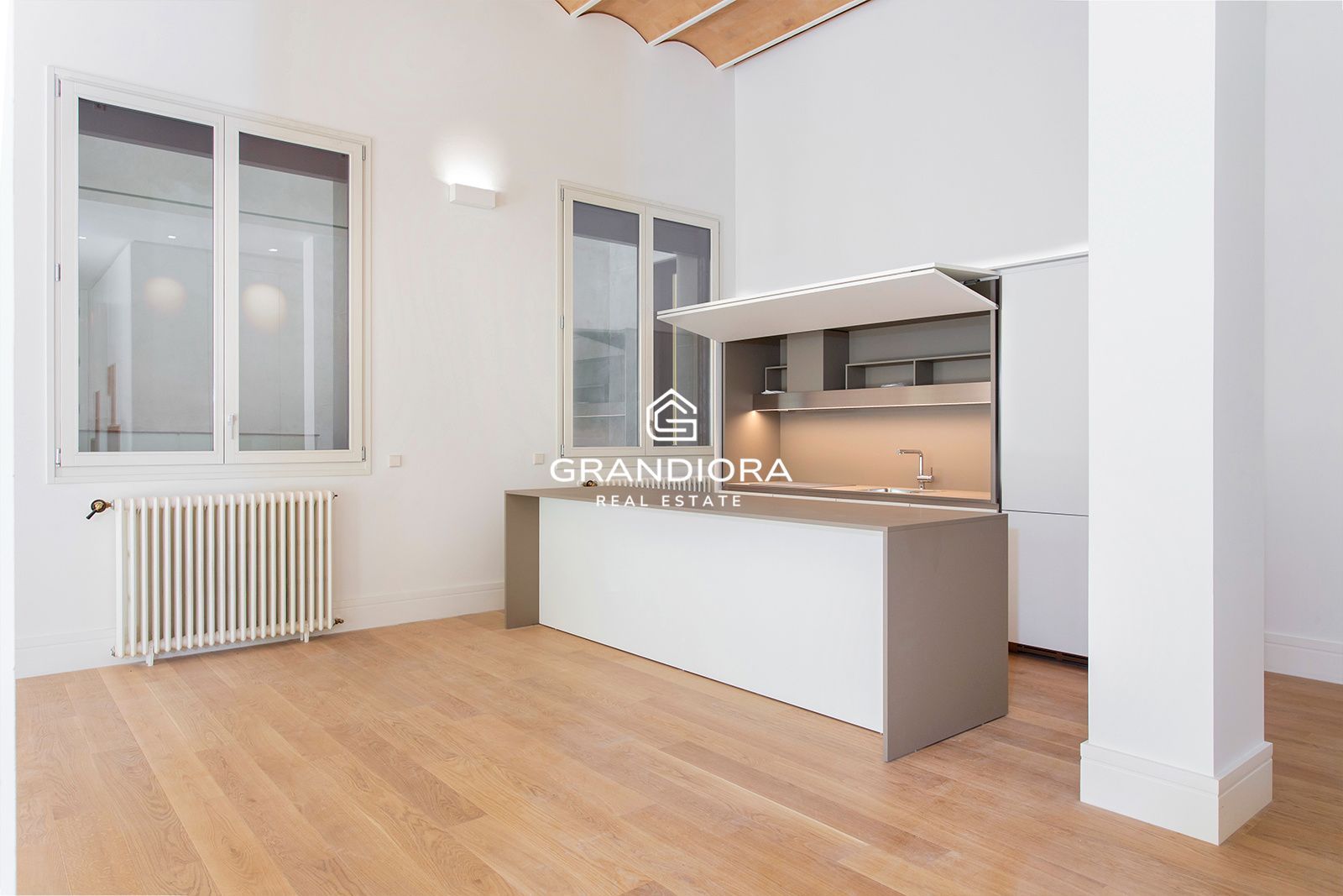 Piso de diseño en Eixample con techos de 5 metros - Imagen 12