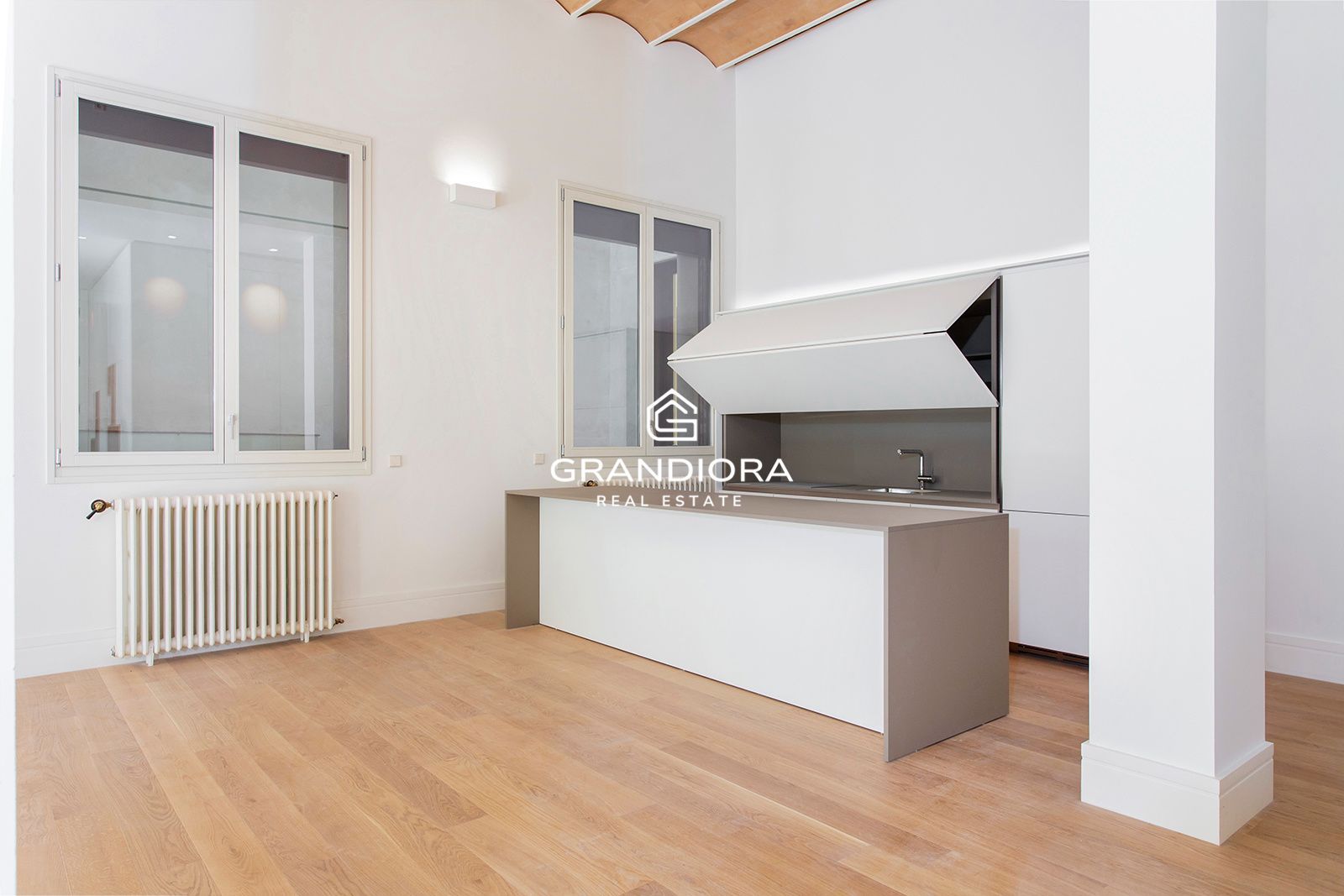 Piso de diseño en Eixample con techos de 5 metros - Imagen 13