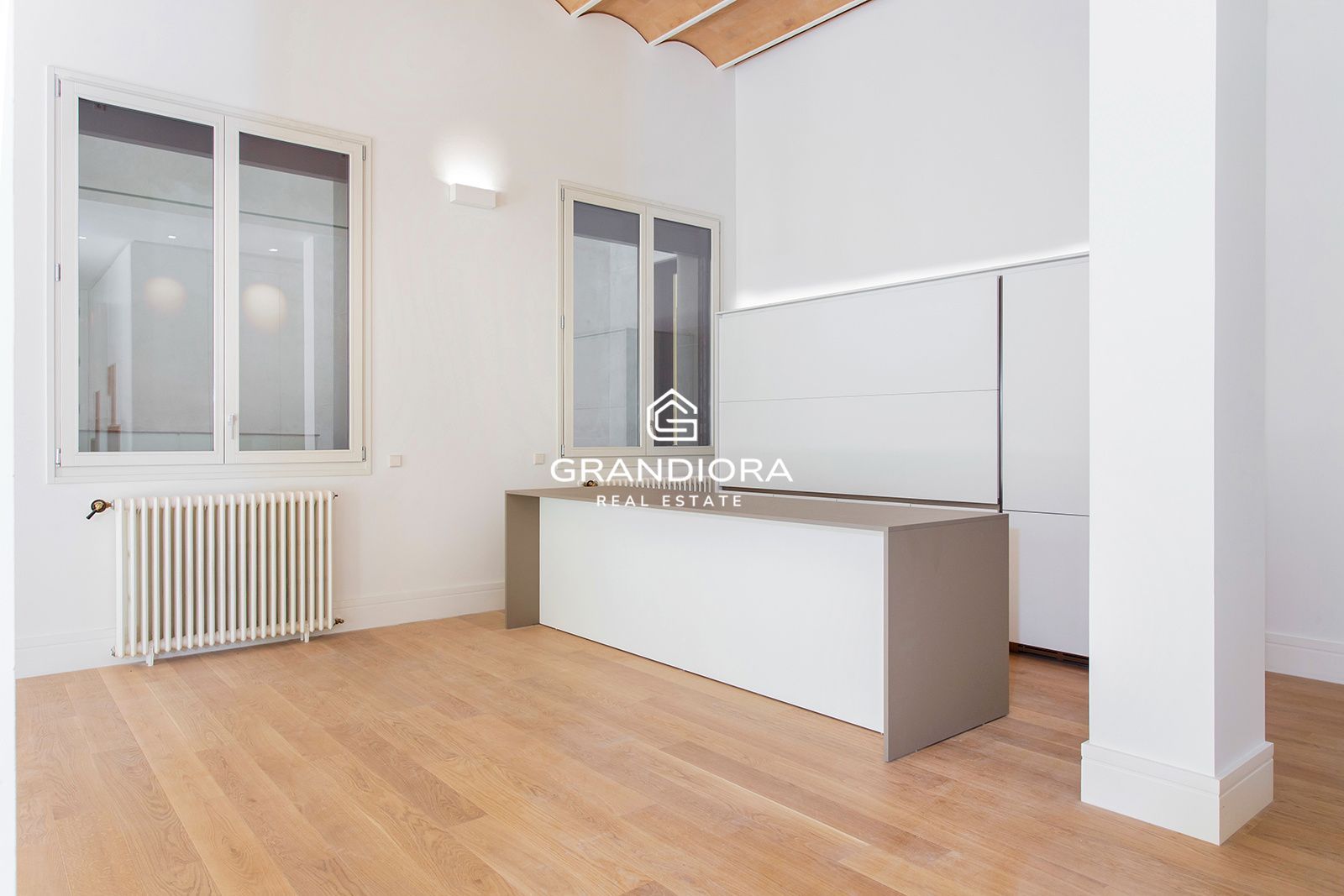 Piso de diseño en Eixample con techos de 5 metros - Imagen 14