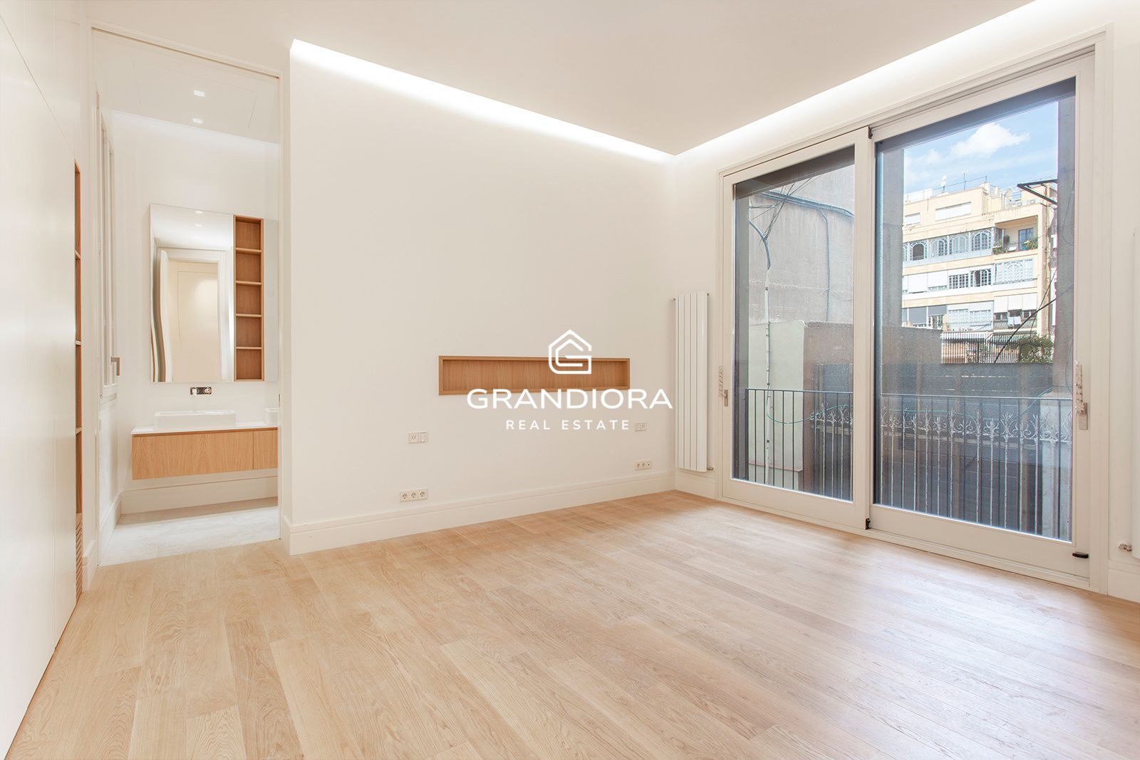 Piso de diseño en Eixample con techos de 5 metros - Imagen 16