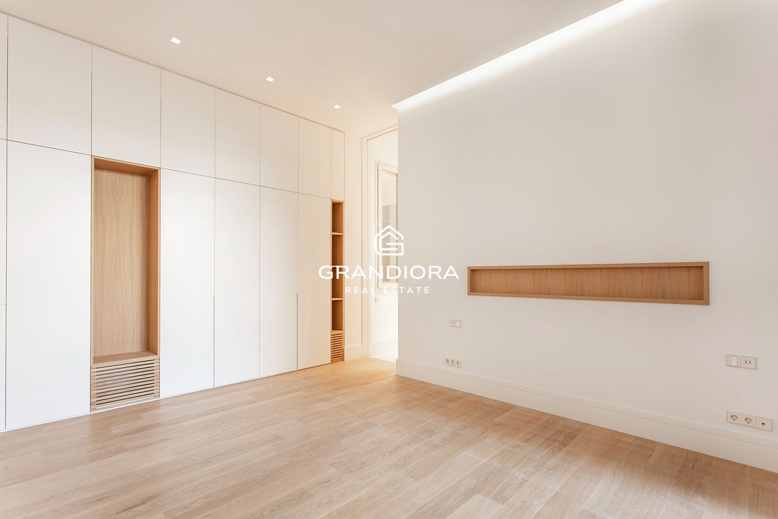 Piso de diseño en Eixample con techos de 5 metros - Imagen 17