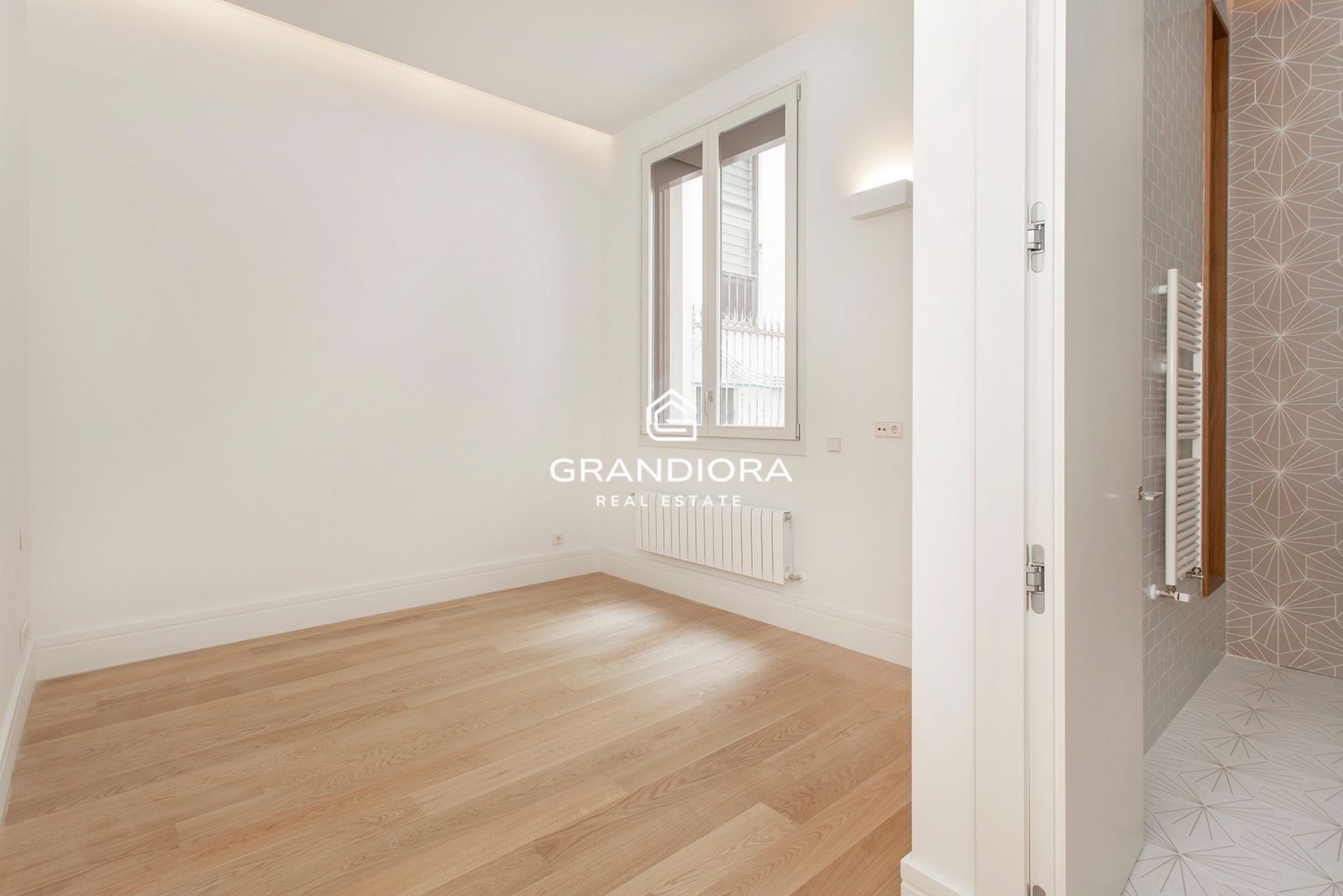 Piso de diseño en Eixample con techos de 5 metros - Imagen 23