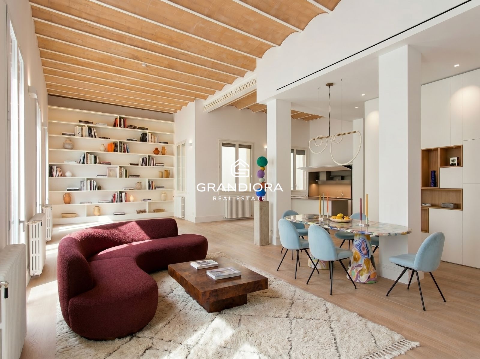 Piso de diseño en Eixample con techos de 5 metros - Imagen 2