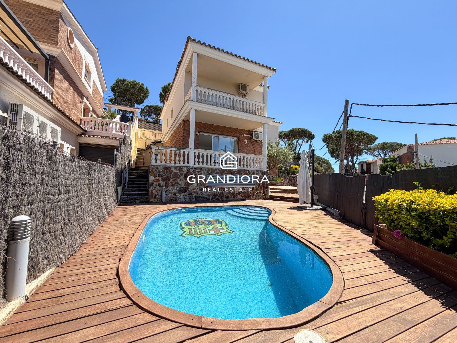 Espectacular propiedad de 423 m² modernizada con piscina y vistas a la montaña en Premià de Dalt - Imagen 1