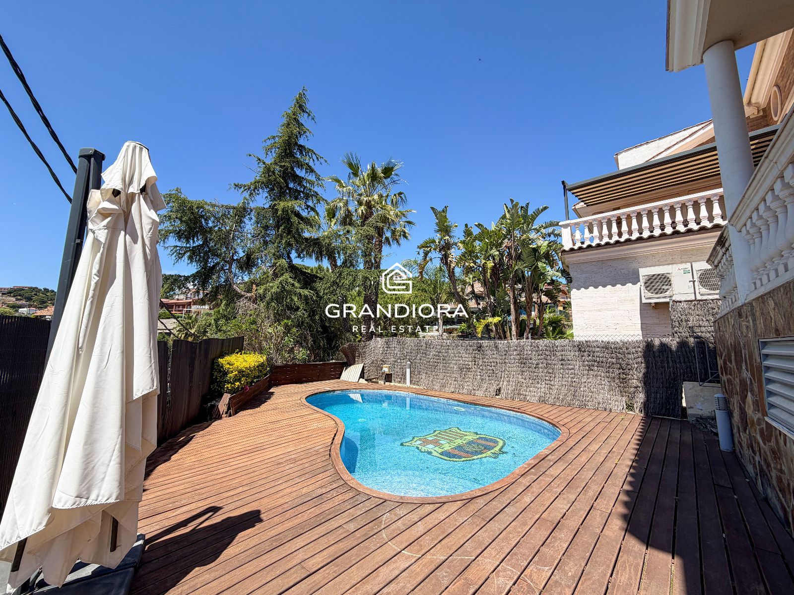Espectacular propiedad de 423 m² modernizada con piscina y vistas a la montaña en Premià de Dalt - Imagen 2