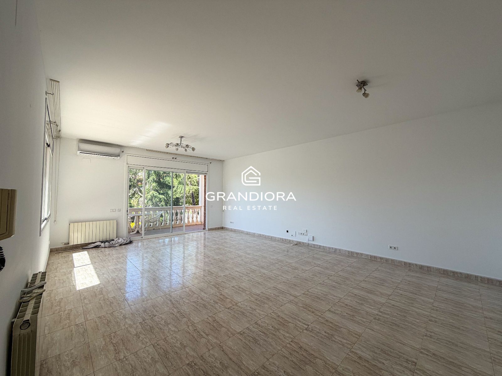Espectacular propiedad de 423 m² modernizada con piscina y vistas a la montaña en Premià de Dalt - Imagen 5