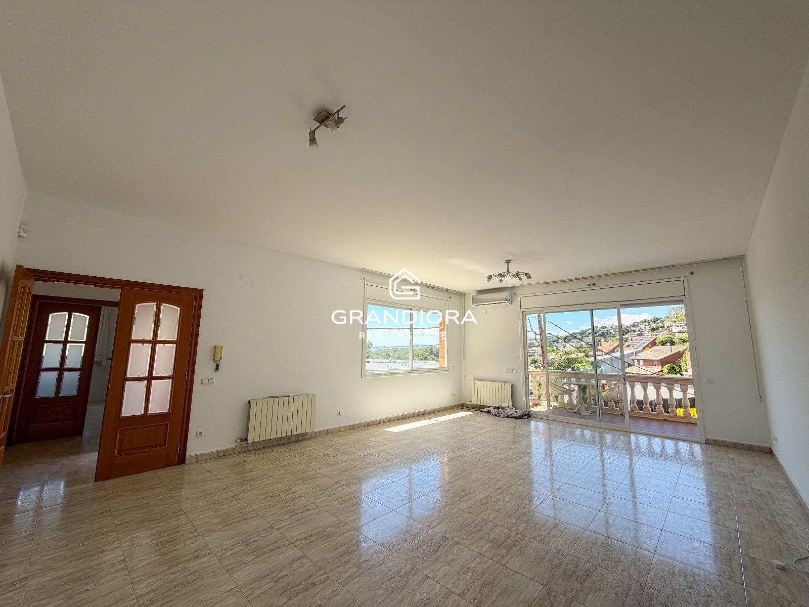 Espectacular propiedad de 423 m² modernizada con piscina y vistas a la montaña en Premià de Dalt - Imagen 6