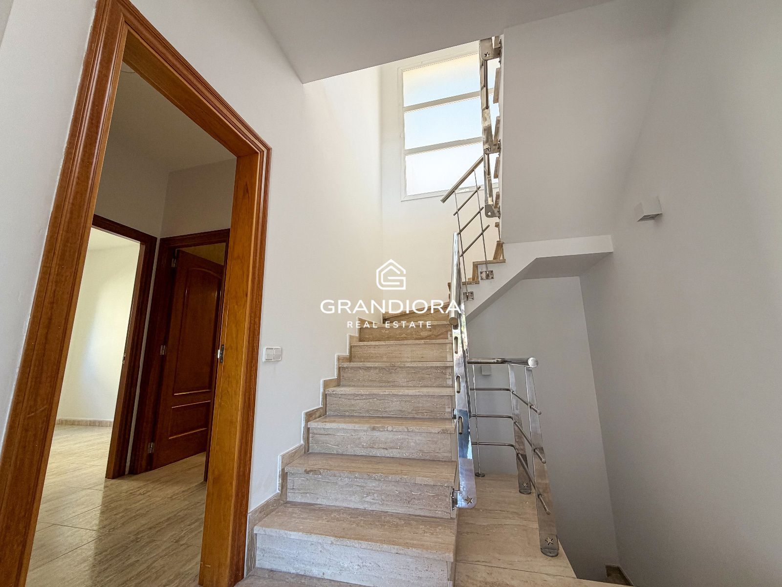Espectacular propiedad de 423 m² modernizada con piscina y vistas a la montaña en Premià de Dalt - Imagen 10