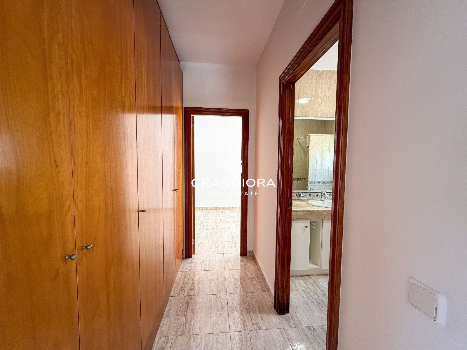 Espectacular propiedad de 423 m² modernizada con piscina y vistas a la montaña en Premià de Dalt - Imagen 12