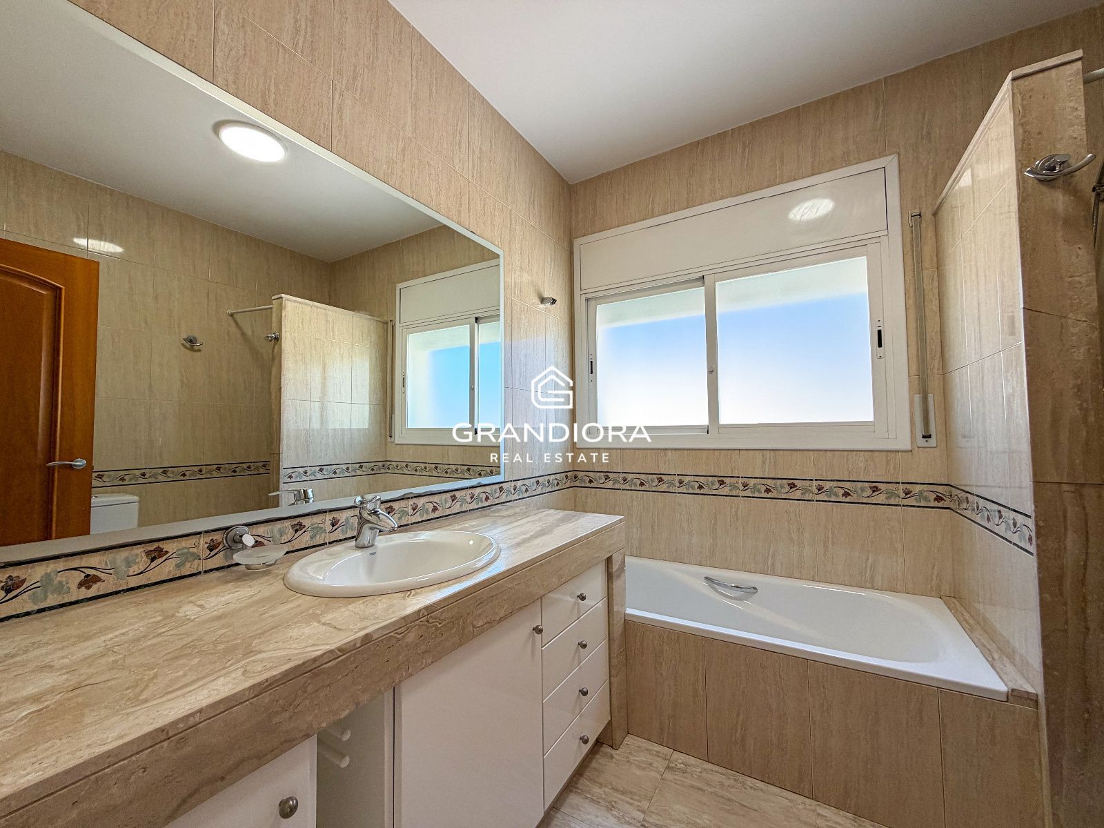 Espectacular propiedad de 423 m² modernizada con piscina y vistas a la montaña en Premià de Dalt - Imagen 13
