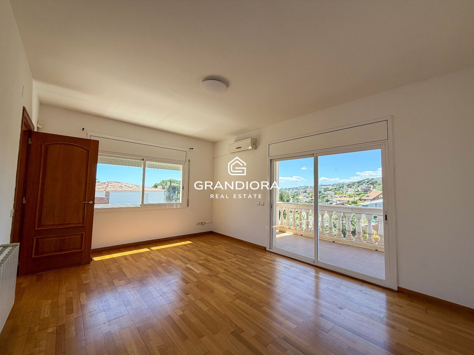 Espectacular propiedad de 423 m² modernizada con piscina y vistas a la montaña en Premià de Dalt - Imagen 17