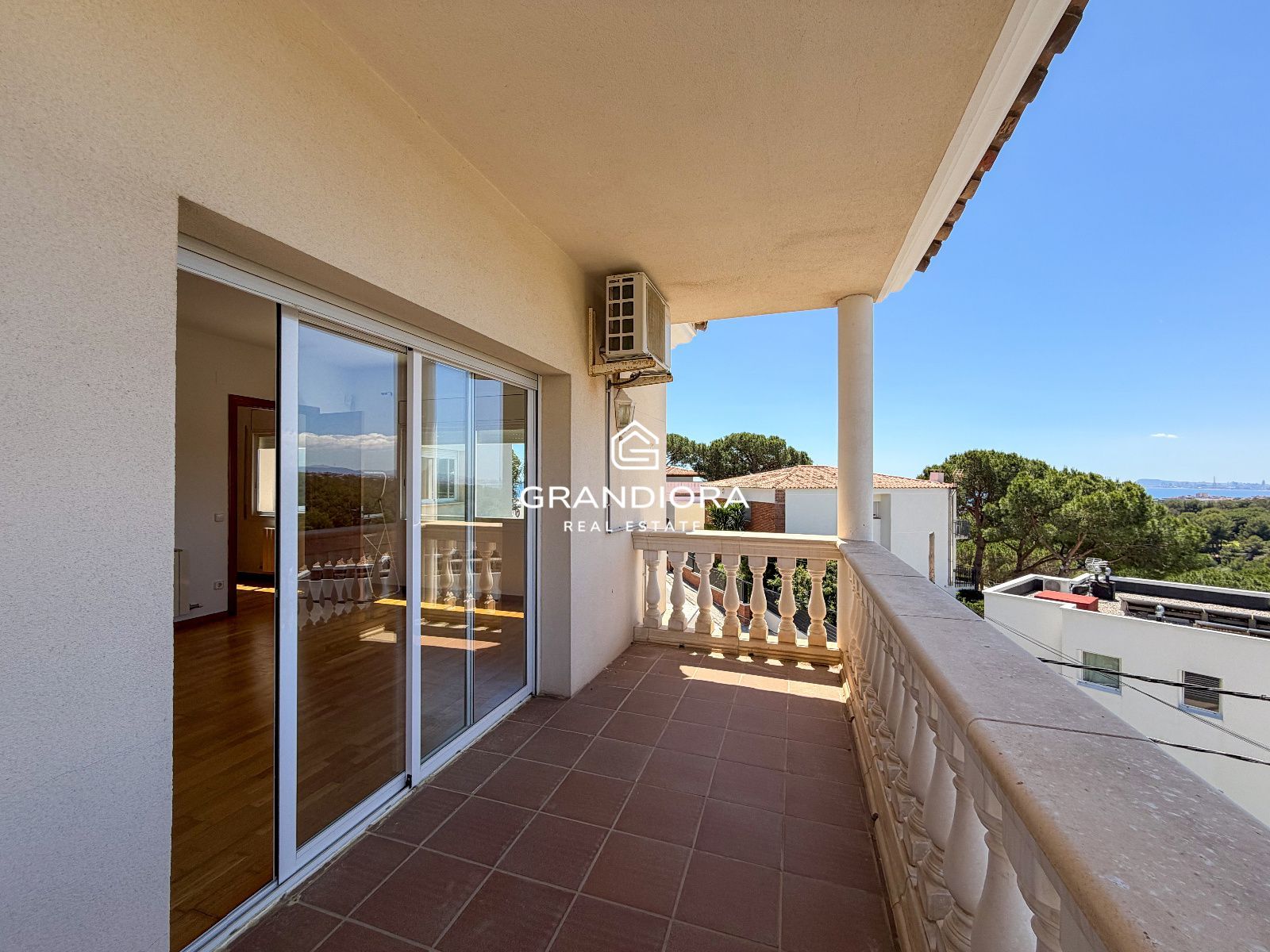 Espectacular propiedad de 423 m² modernizada con piscina y vistas a la montaña en Premià de Dalt - Imagen 18