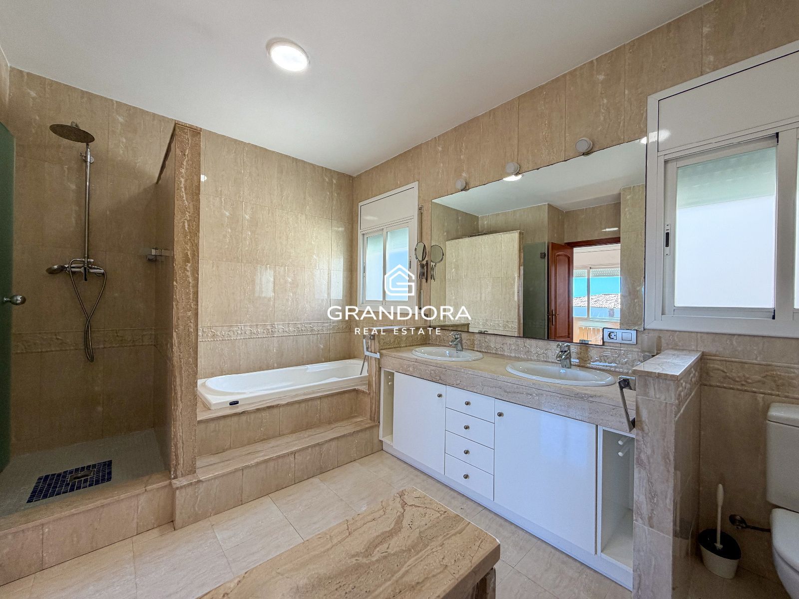 Espectacular propiedad de 423 m² modernizada con piscina y vistas a la montaña en Premià de Dalt - Imagen 16