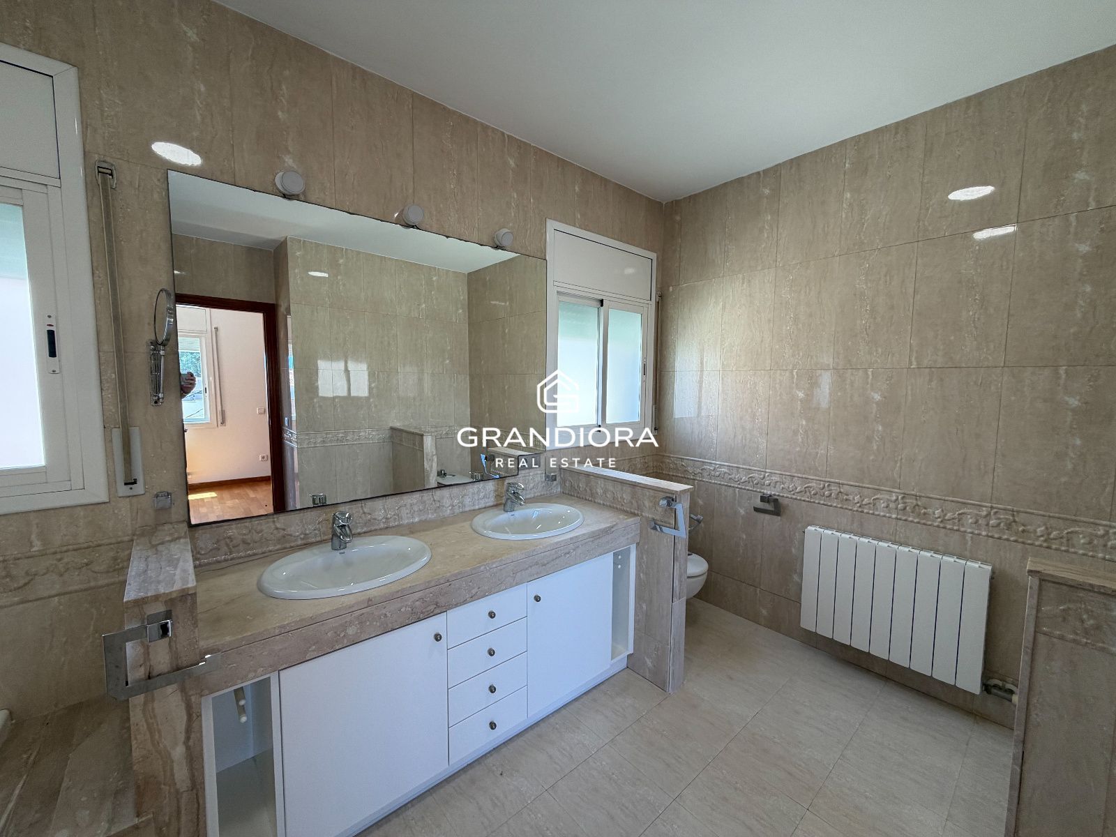 Espectacular propiedad de 423 m² modernizada con piscina y vistas a la montaña en Premià de Dalt - Imagen 14