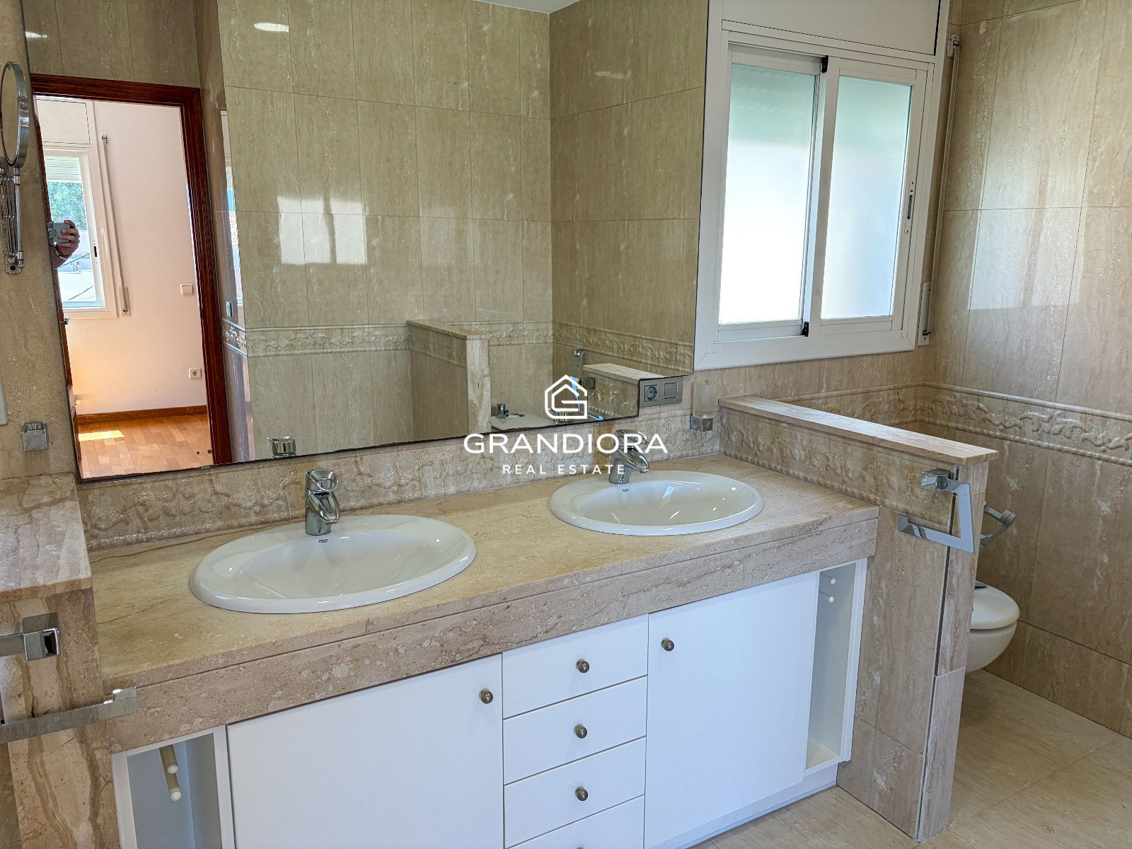 Espectacular propiedad de 423 m² modernizada con piscina y vistas a la montaña en Premià de Dalt - Imagen 15