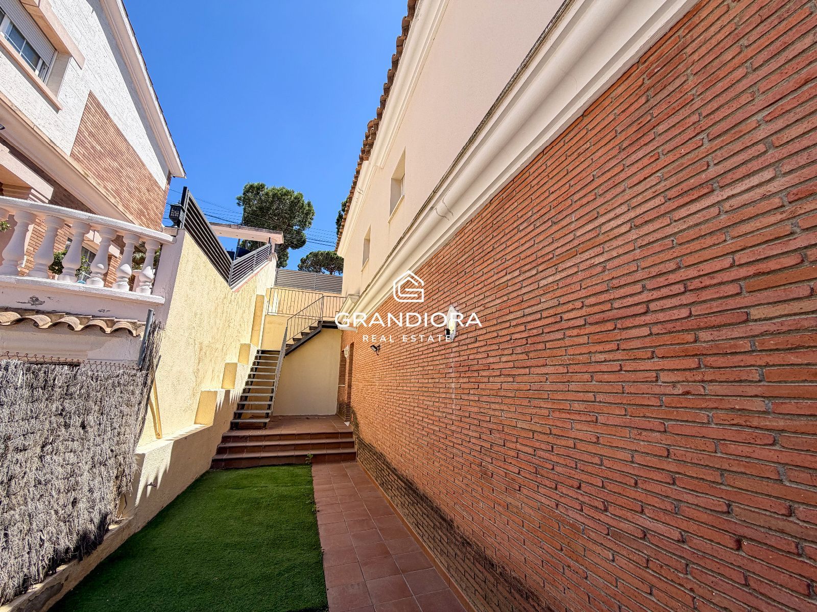 Espectacular propiedad de 423 m² modernizada con piscina y vistas a la montaña en Premià de Dalt - Imagen 26