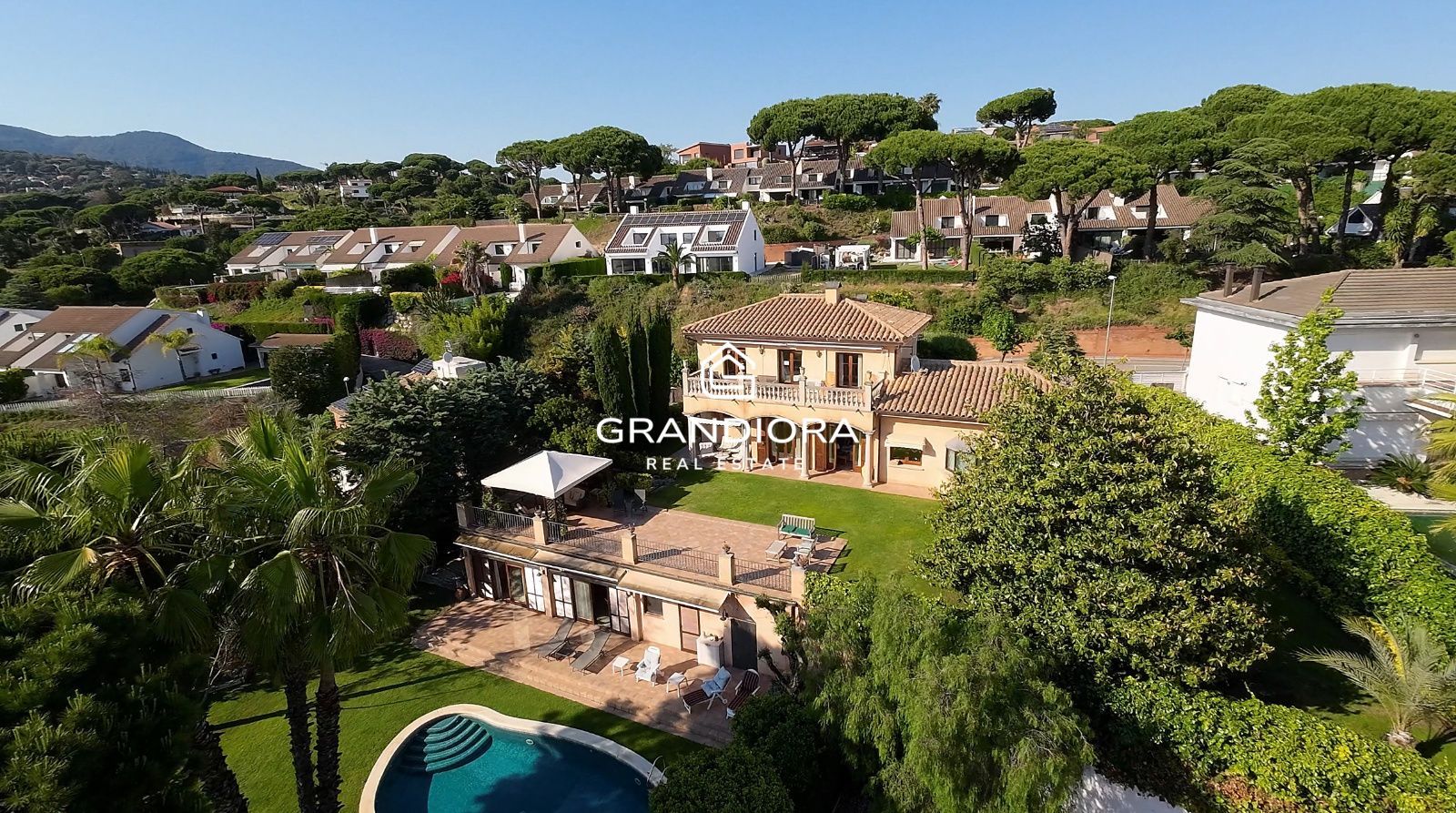 Casa en venta con piscina y vistas al mar a 25 minutos de Barcelona - Imagen 1