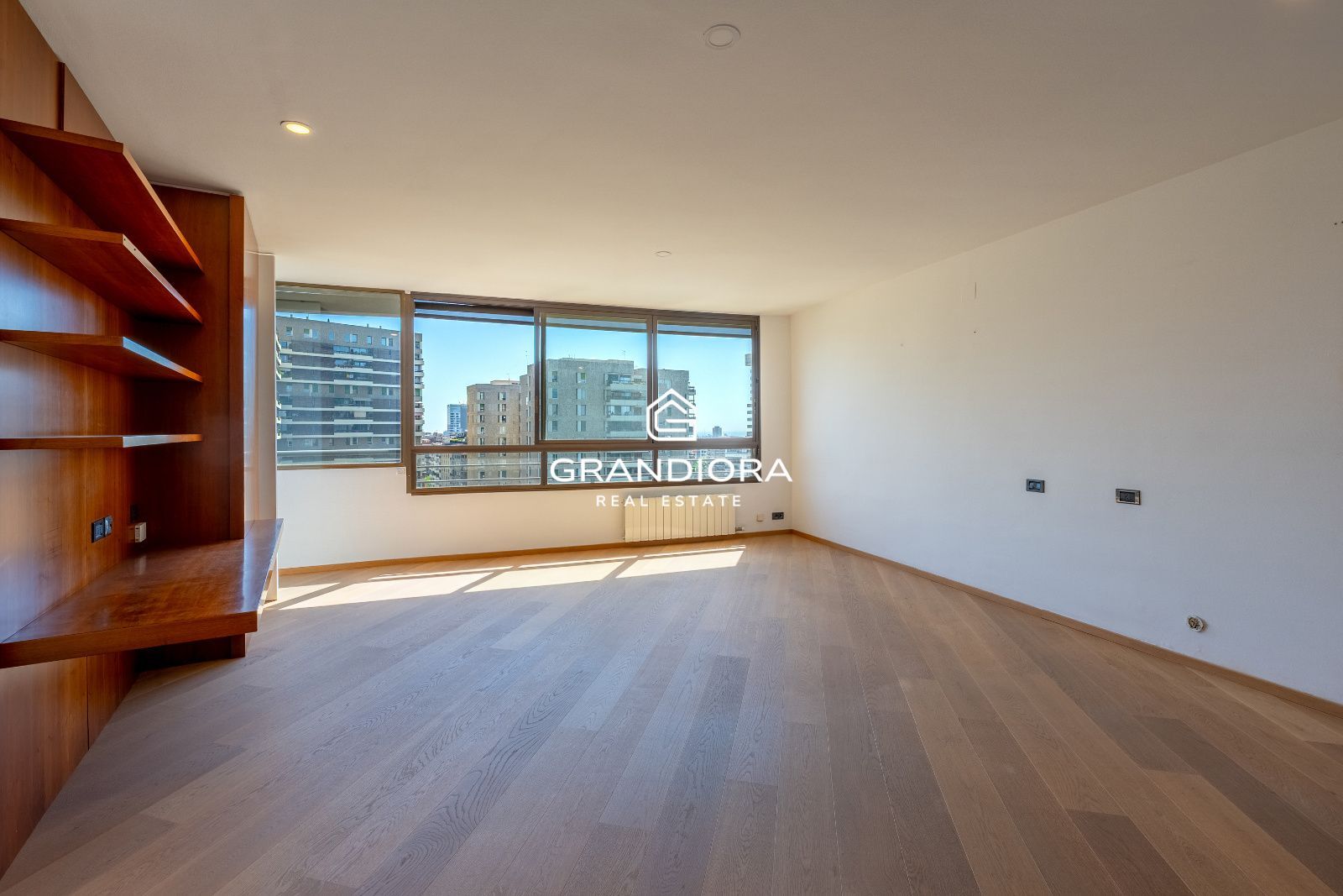 Piso reformado con vistas al mar y Montjuïc en Sant Gervasi – Galvany - Imagen 2