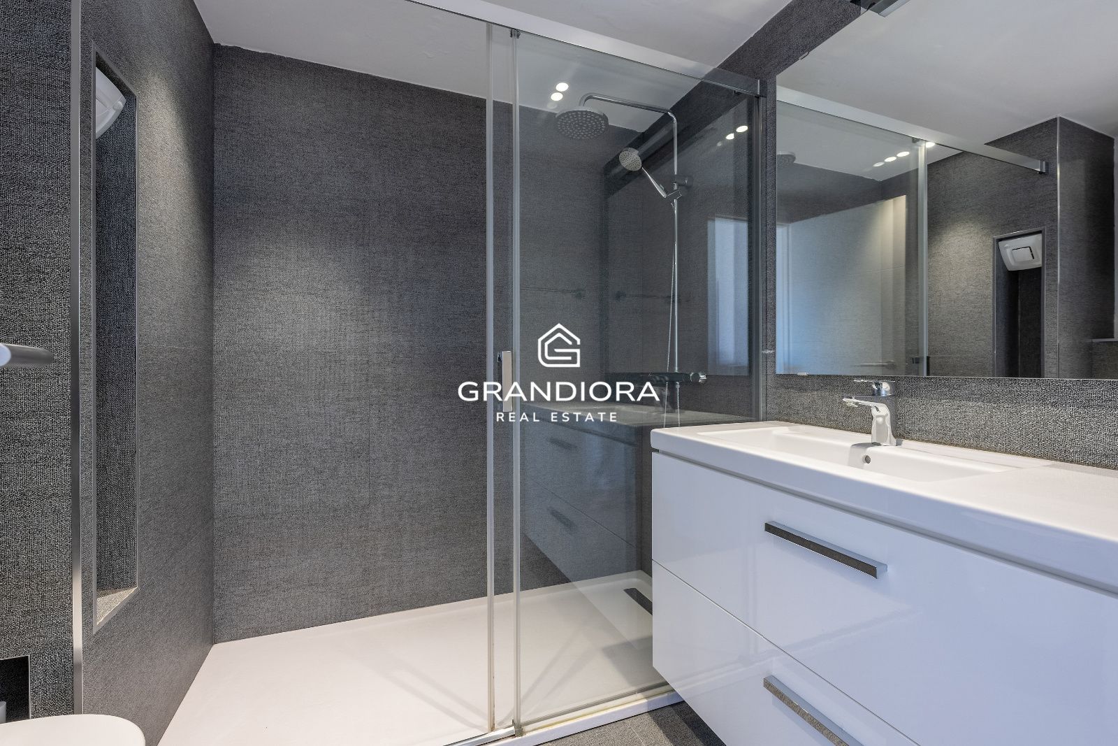 Piso reformado con vistas al mar y Montjuïc en Sant Gervasi – Galvany - Imagen 15