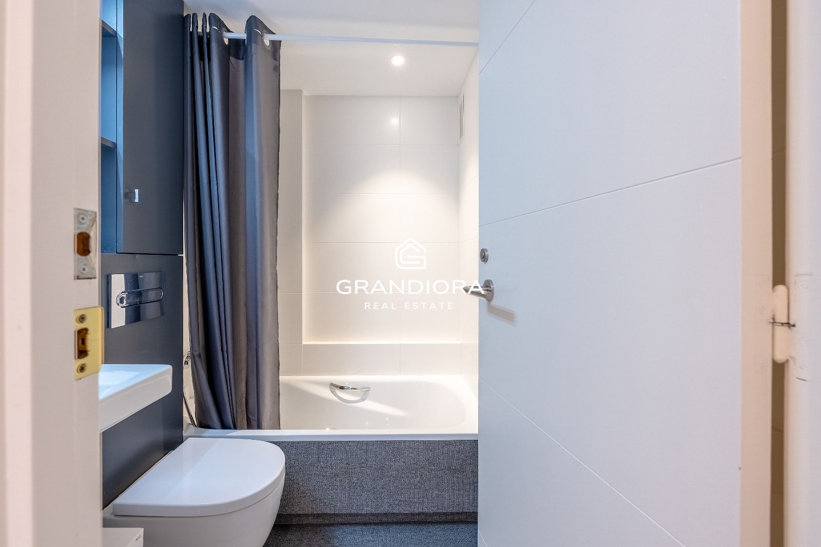 Piso reformado con vistas al mar y Montjuïc en Sant Gervasi – Galvany - Imagen 32