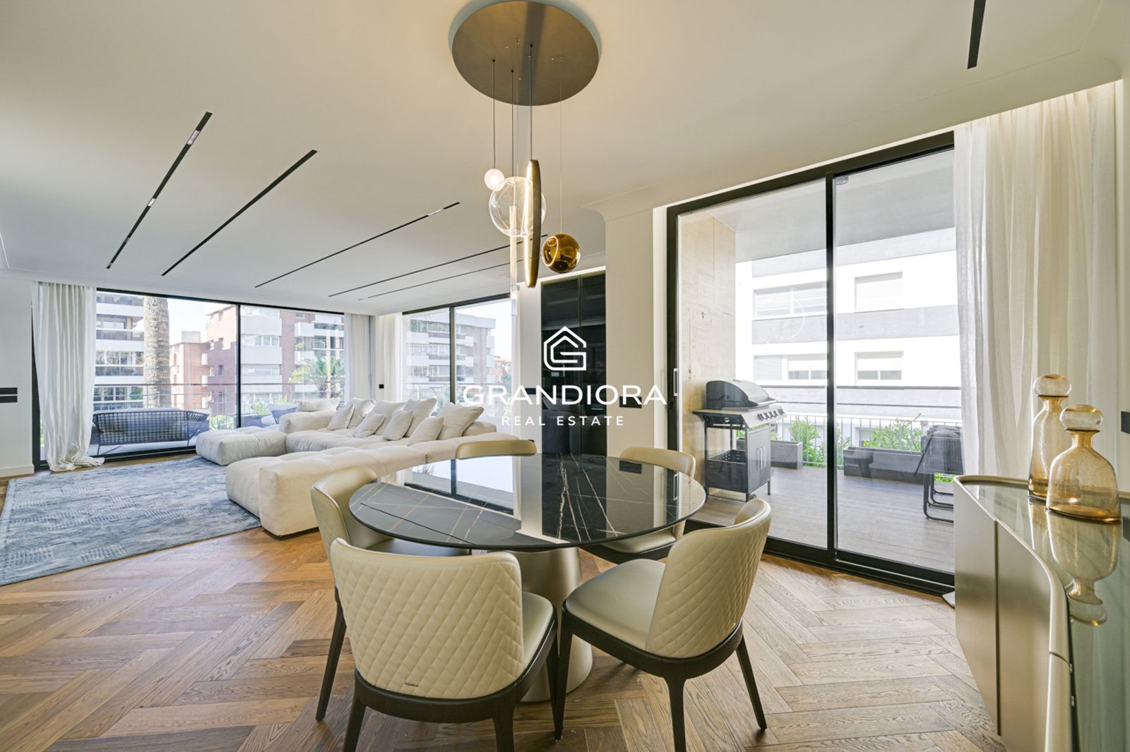 Exclusivo piso de lujo en Tres Torres con terraza de 45m