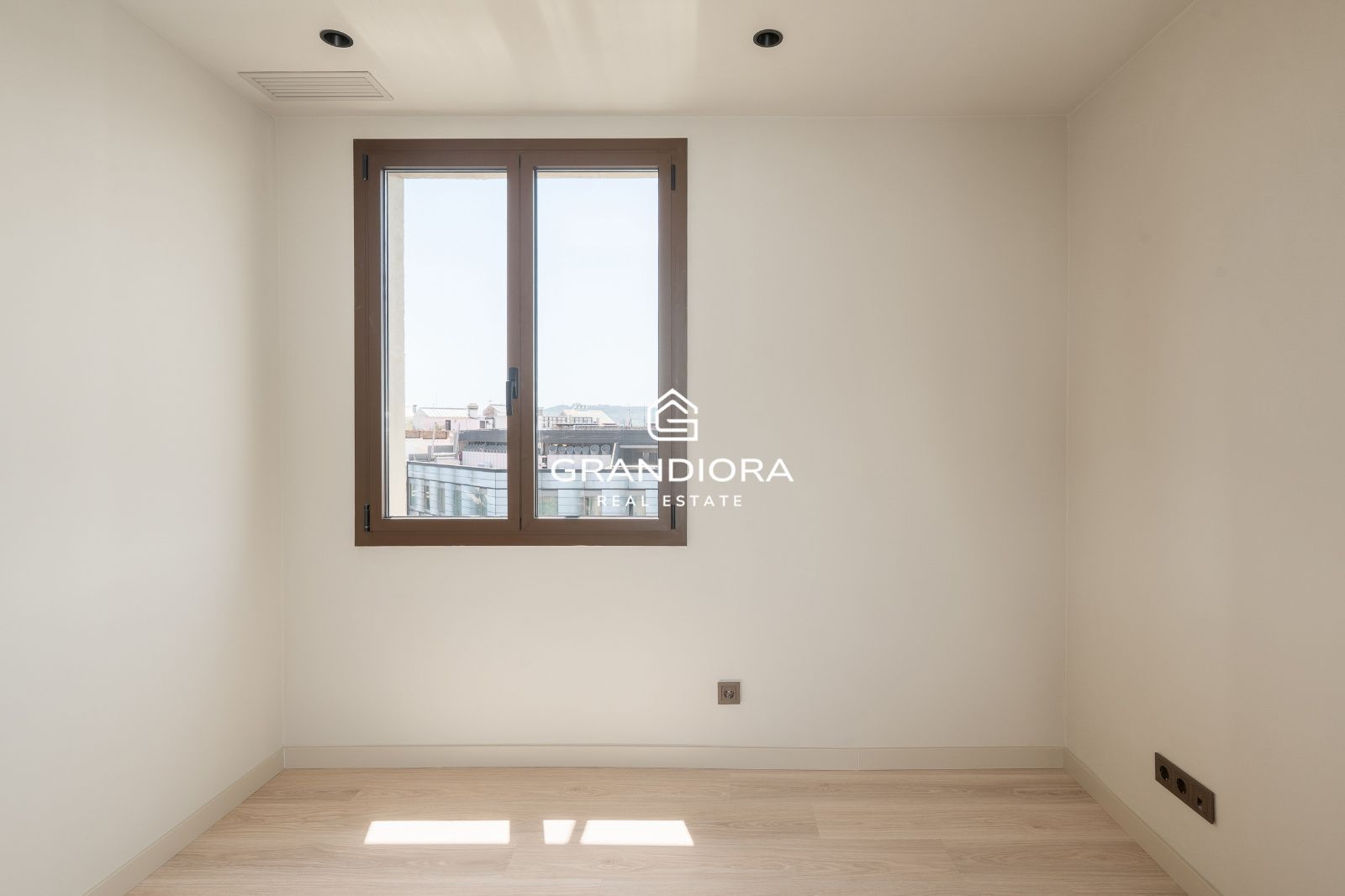 Precioso Atico luminoso con vistas y terraza - Imagen 20