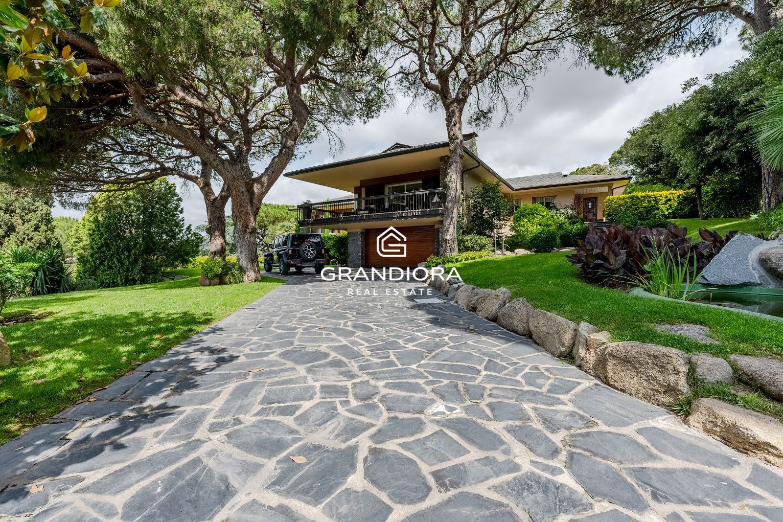 Exclusiva villa con piscina y amplios jardines en La Roca del Vallès - Imagen 16