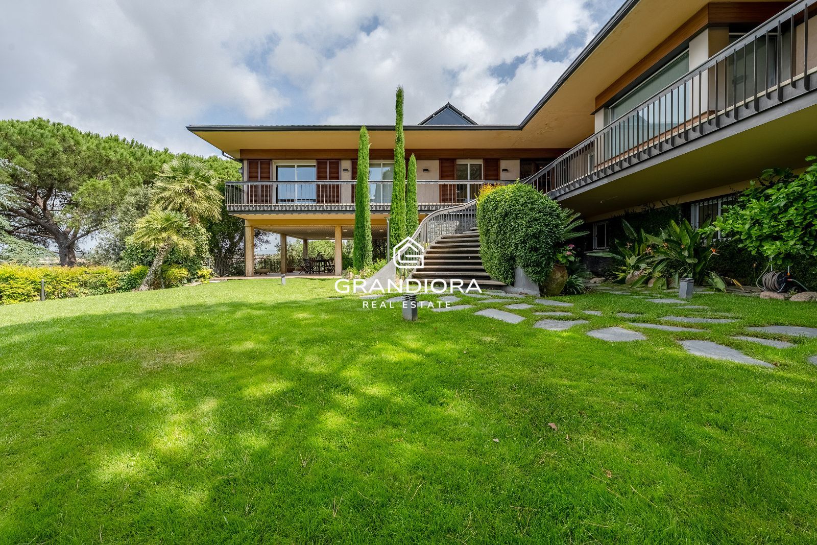 Exclusiva villa con piscina y amplios jardines en La Roca del Vallès - Imagen 3