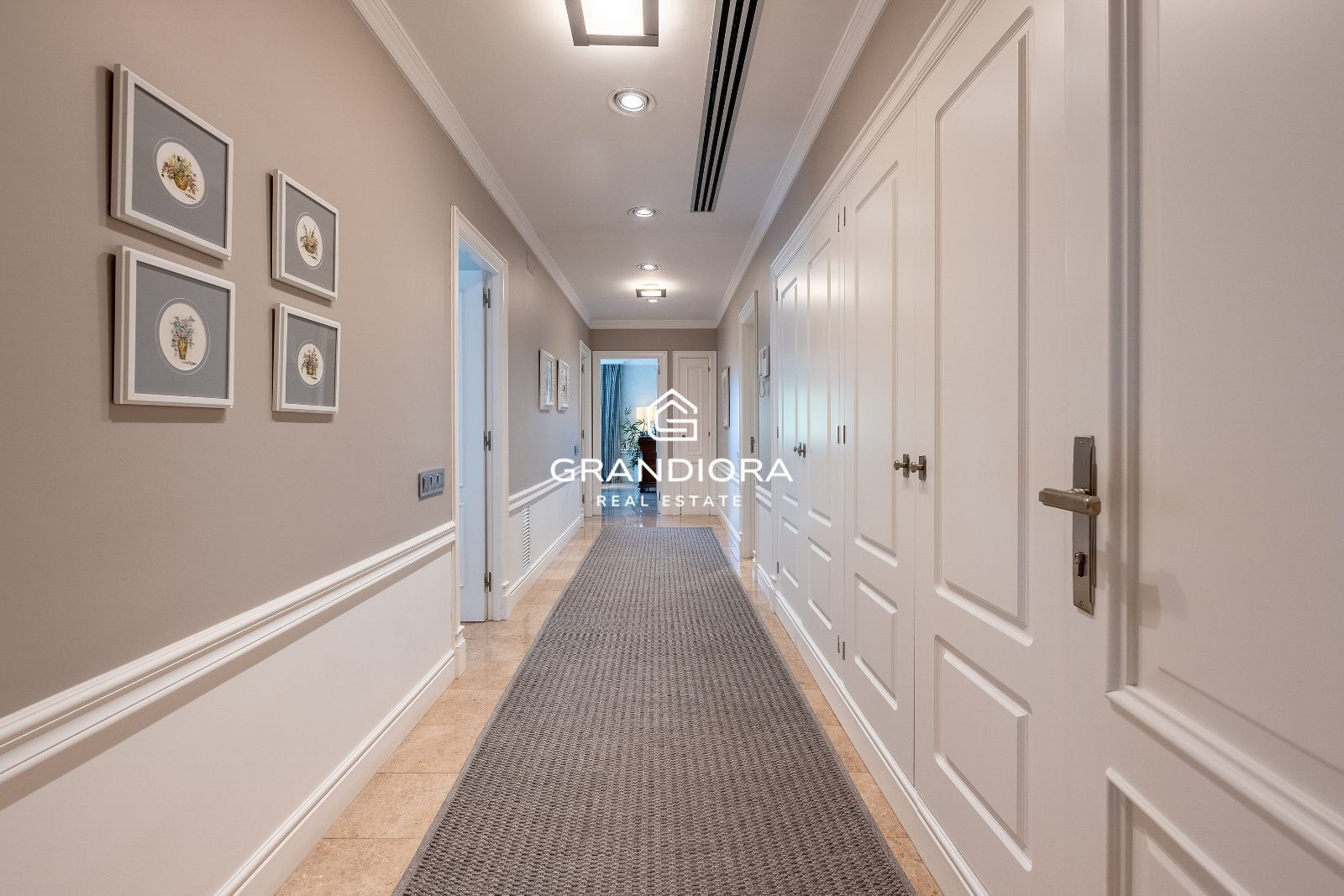 Exclusiva villa con piscina y amplios jardines en La Roca del Vallès - Imagen 11