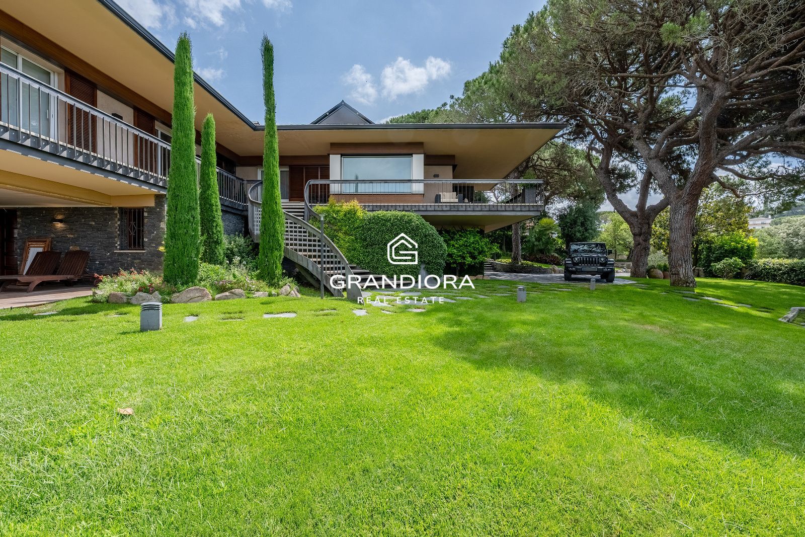 Exclusiva villa con piscina y amplios jardines en La Roca del Vallès - Imagen 1