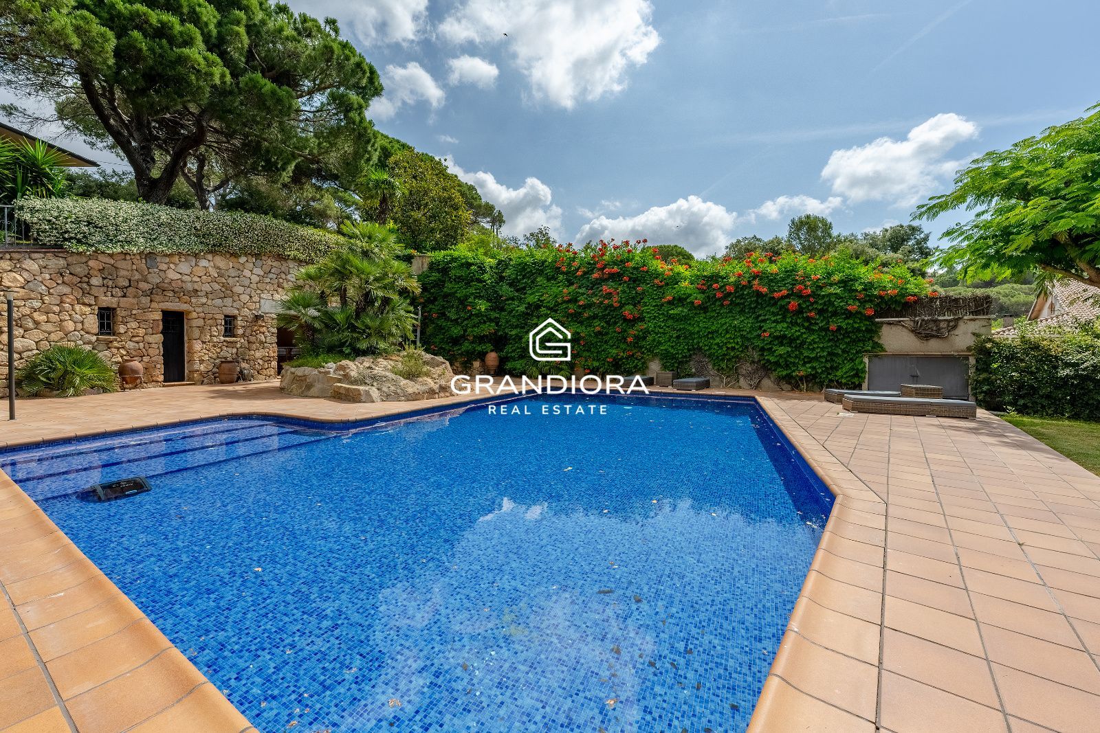Exclusiva villa con piscina y amplios jardines en La Roca del Vallès - Imagen 2