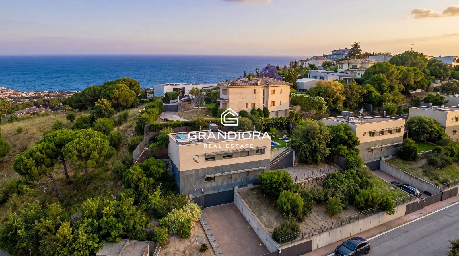 Exclusiva villa con jardín y piscina privada en una de las mejores zonas de Alella - Imagen 1