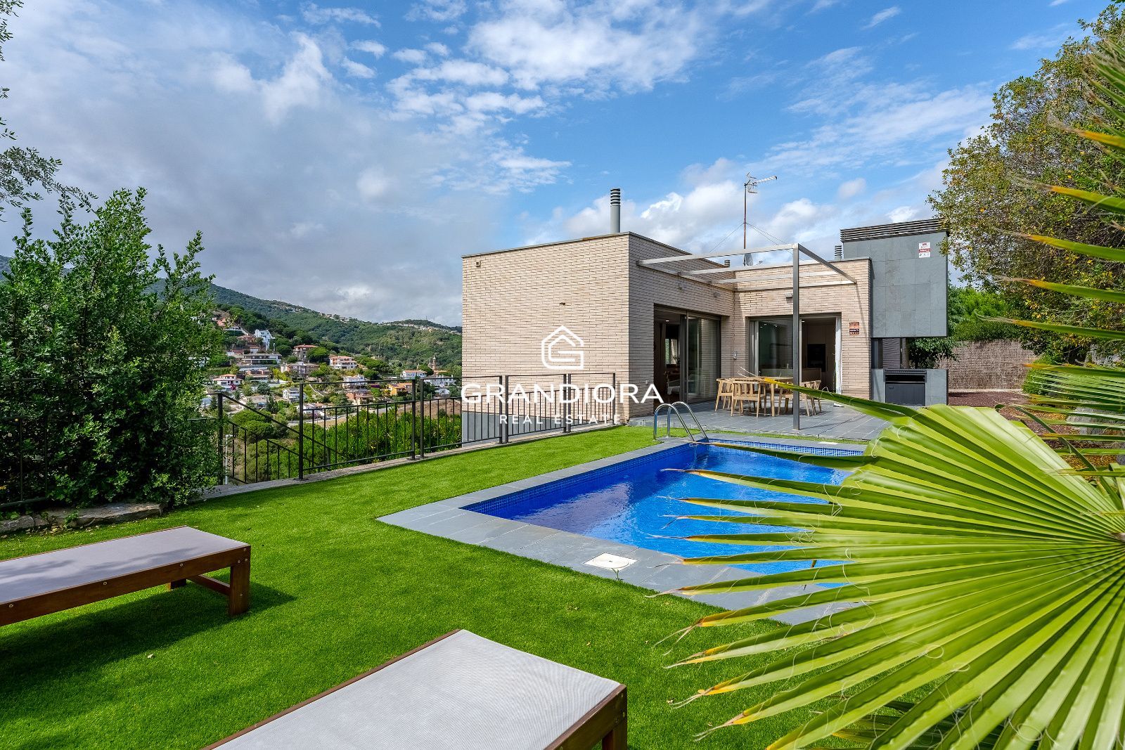 Exclusiva villa con jardín y piscina privada en una de las mejores zonas de Alella - Imagen 2