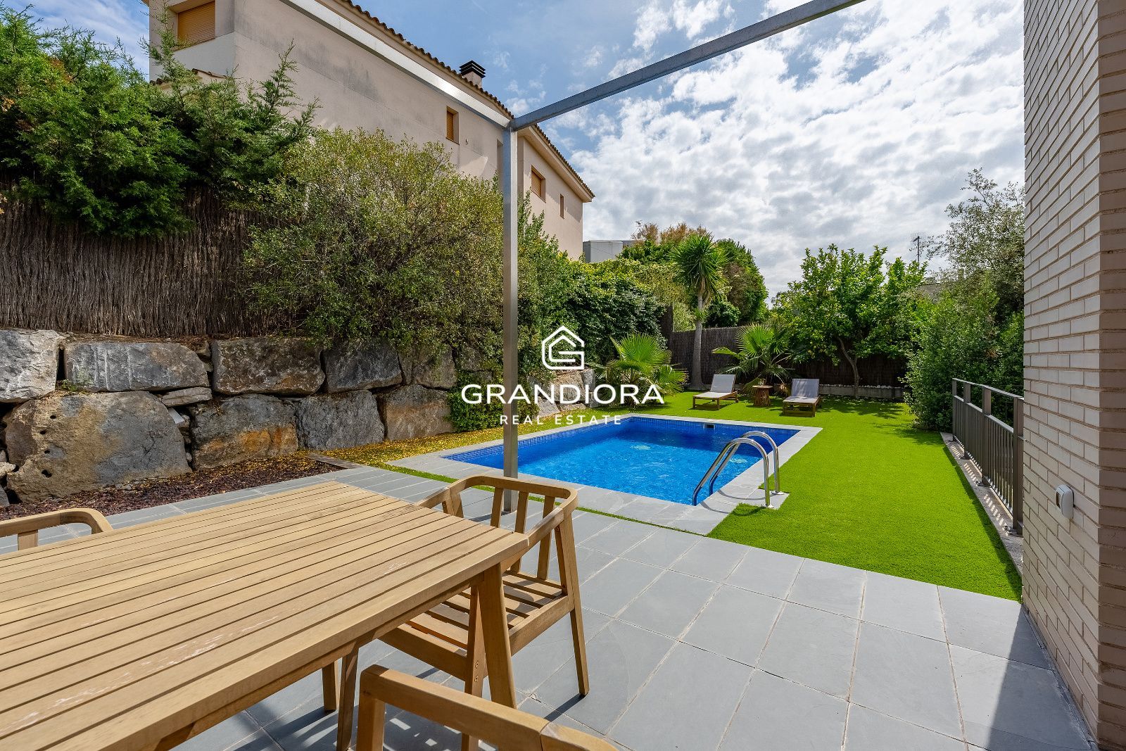 Exclusiva villa con jardín y piscina privada en una de las mejores zonas de Alella - Imagen 3
