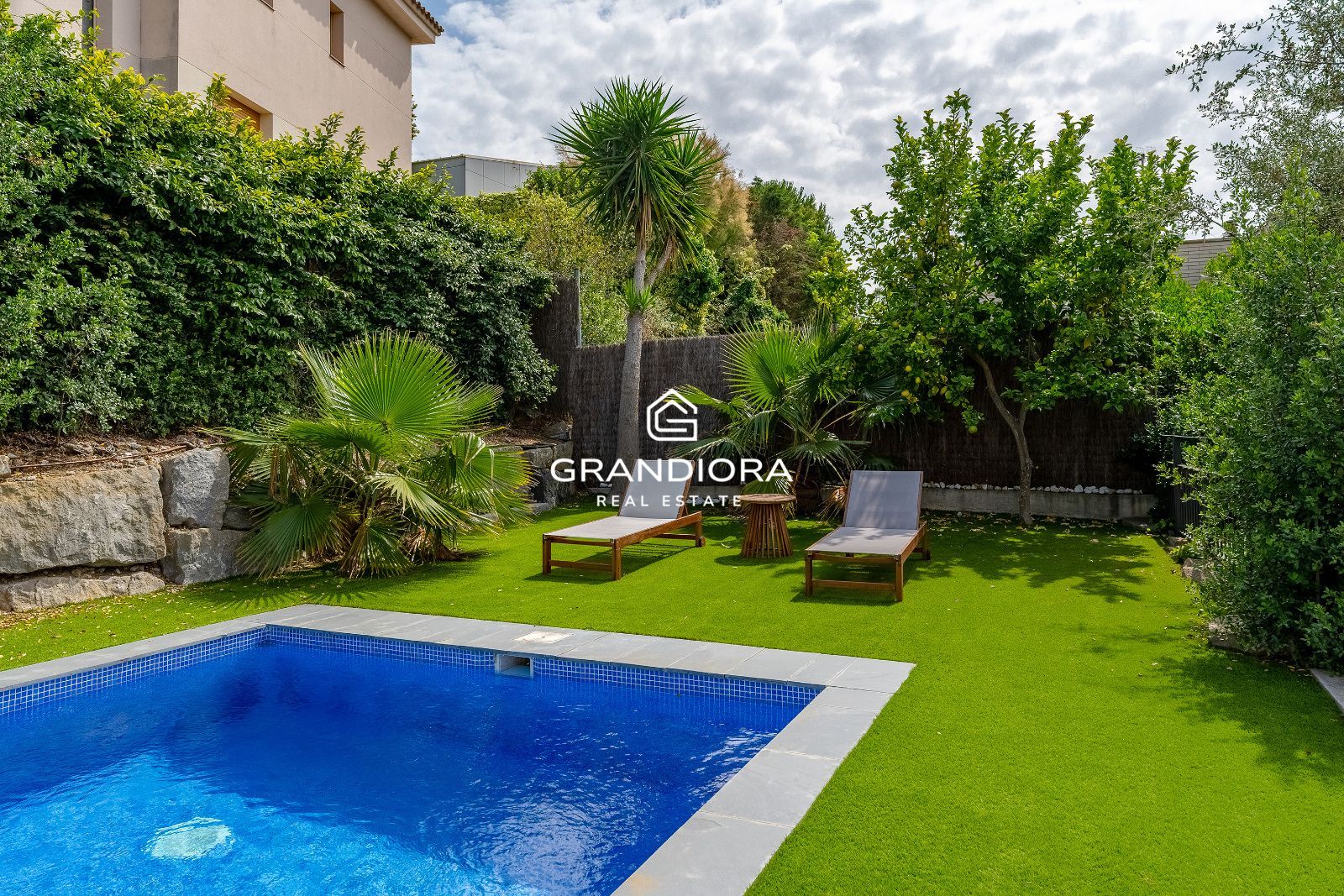 Exclusiva villa con jardín y piscina privada en una de las mejores zonas de Alella - Imagen 4
